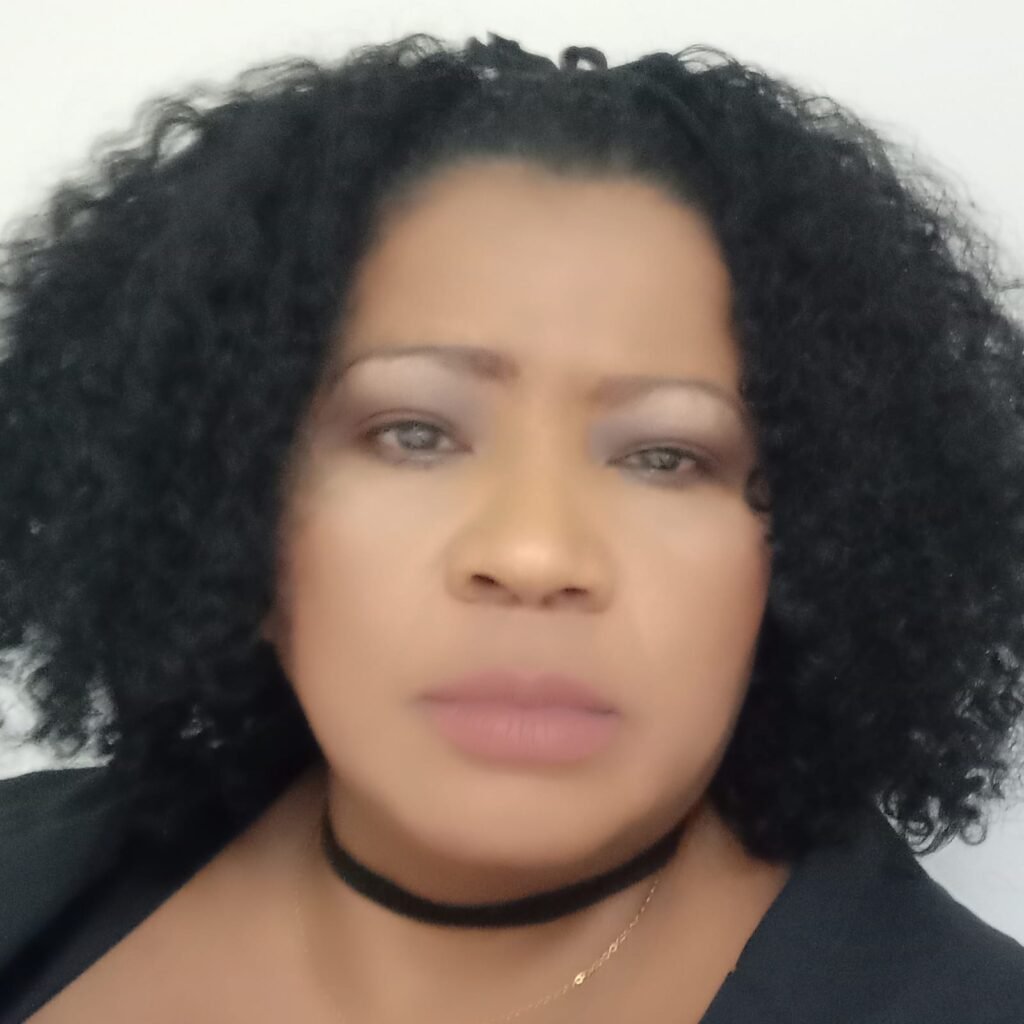 Desde su nacimiento en Cartagena, Amparo Mancilla López ha sido una figura clave en el desarrollo cultural y artístico de Colombia. Su formación en la Escuela de Bellas Artes de Cartagena y su amplia experiencia en artes escénicas y gestión de proyectos culturales han cimentado su reputación como una líder en el ámbito teatral.